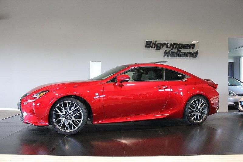 Röd Begagnad 2018 Lexus RC300h Sport Line Sportkupé | 339 900 kr - Bild 1/4