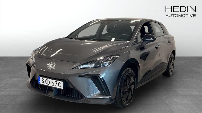 Grå (grey) Begagnad 2023 MG MG4 EV Halvkombi | 259 900 kr (Marknadspris) - Bild 1/4
