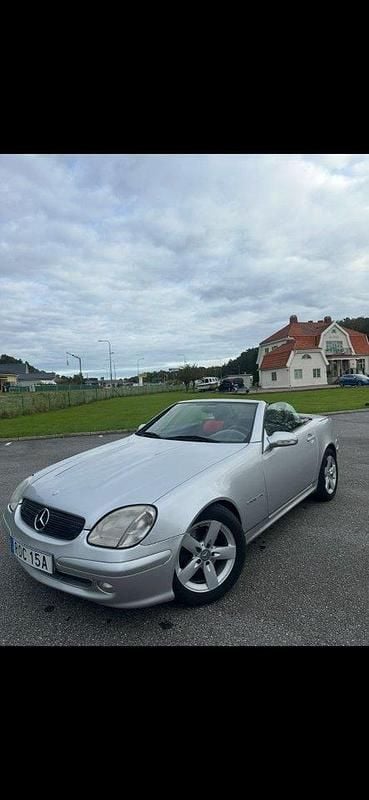 Silver Begagnad 2003 Mercedes SLK200 Cab | 59 000 kr (Bra pris) - Bild 1/4