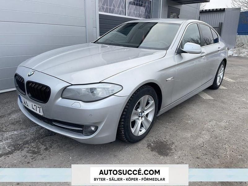 Ljusgrå Begagnad 2011 BMW 520 Sedan | 109 900 kr (Marknadspris) - Bild 1/4