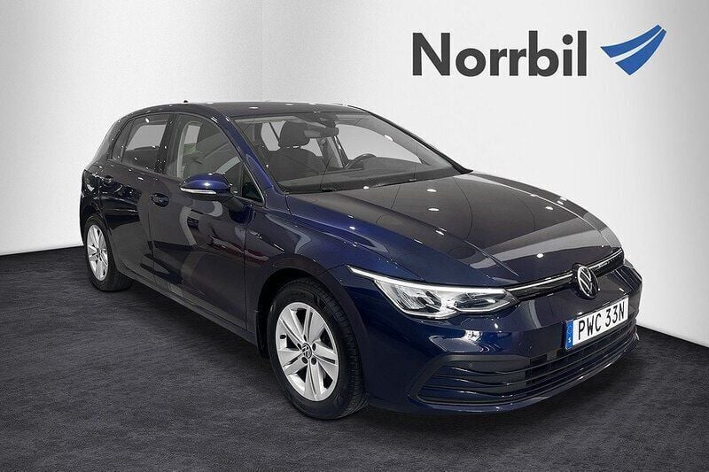 Mörkblå (atlantic blue metallic) Begagnad 2021 VW Golf VIII Halvkombi | 229 000 kr (Marknadspris) - Bild 1/4