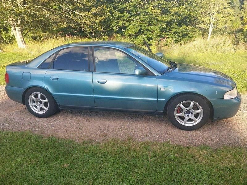 Grön Begagnad 2000 Audi A4 Sedan | 20 000 kr - Bild 1/1