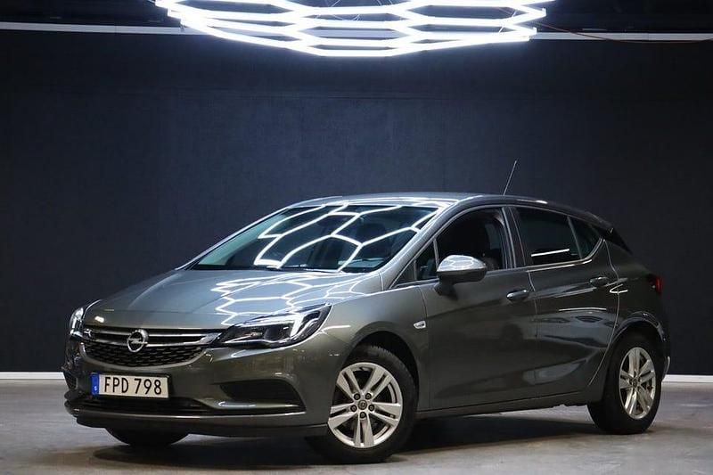 Grå Begagnad 2017 Opel Astra Enjoy Halvkombi | 139 900 kr (Marknadspris) - Bild 1/4