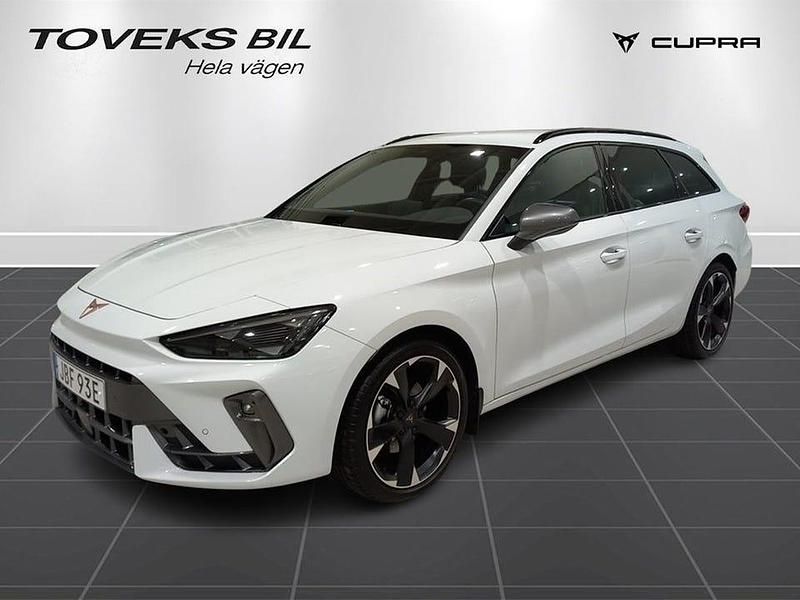 Glacial white metallic Begagnad 2025 Cupra Leon Kombi | 299 900 kr (Marknadspris) - Bild 1/4