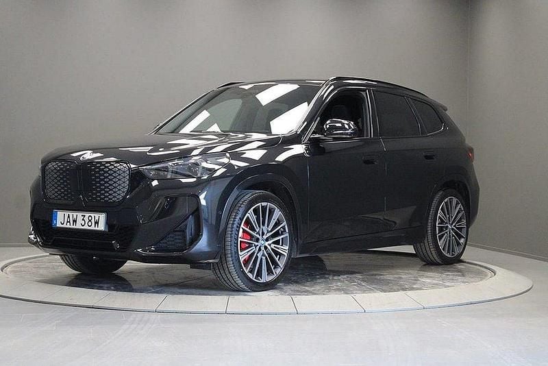 Svart Begagnad 2024 BMW iX1 M Sport SUV | 599 000 kr (Dyr) - Bild 1/4