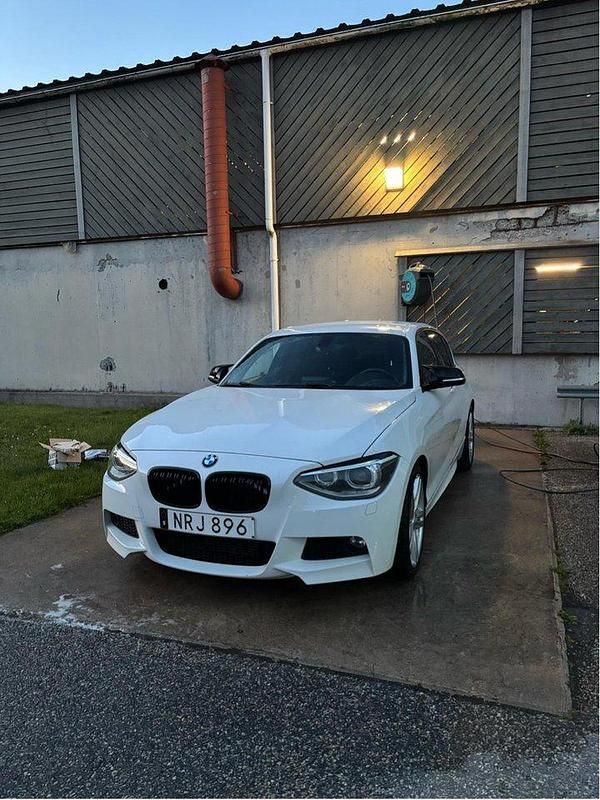 Vit Begagnad 2015 BMW 116 M Sport Halvkombi | 105 000 kr (Marknadspris) - Bild 1/4
