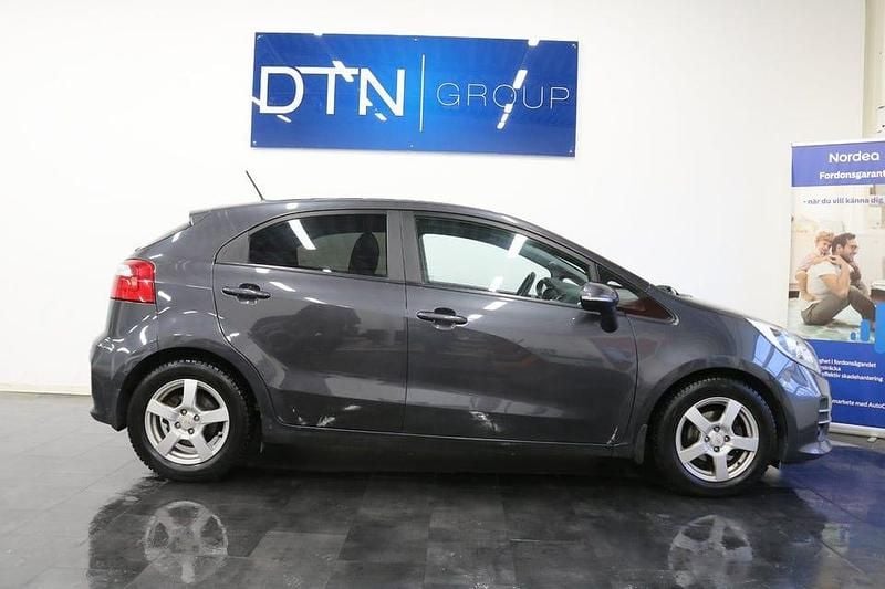 Grå Begagnad 2016 Kia Rio Halvkombi | 79 500 kr (Marknadspris) - Bild 1/4