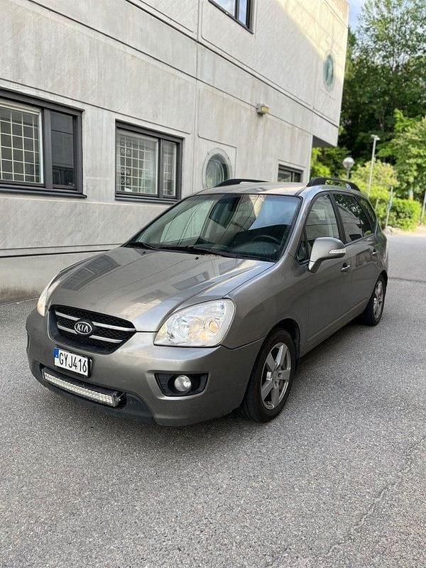 Grå Begagnad 2010 Kia Carens Minibuss | 29 900 kr (Bra pris) - Bild 1/4