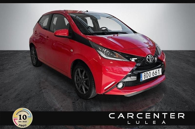 Röd Begagnad 2015 Toyota Aygo X-play Halvkombi | 69 900 kr (Marknadspris) - Bild 1/4