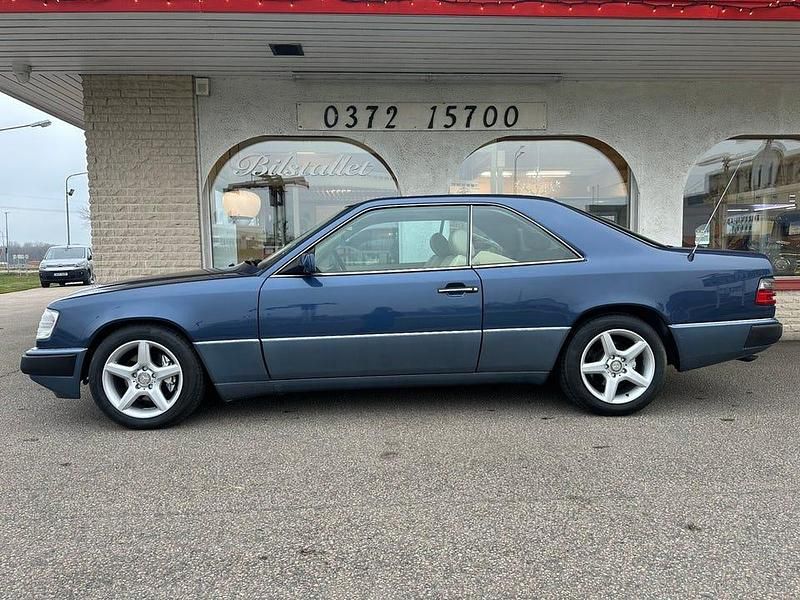 Begagnad Mercedes E320 223 HK (164 kW) 1994 Blå Sportkupé