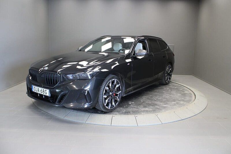 Svart Begagnad 2024 BMW 520 Comfort Edition Kombi | 699 000 kr - Bild 1/4