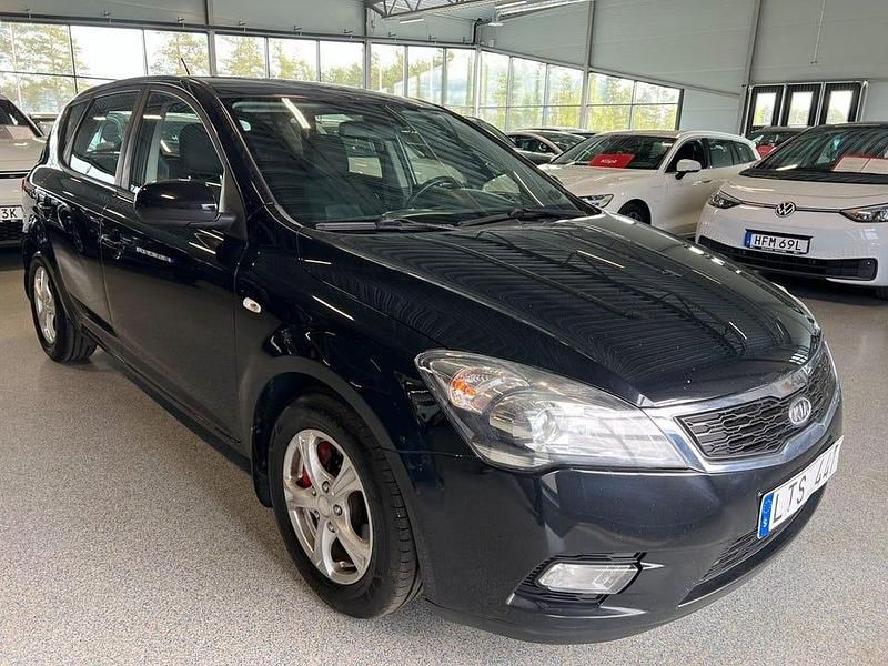 Svart Begagnad 2010 Kia Ceed EX Halvkombi | 42 900 kr (Marknadspris) - Bild 1/4