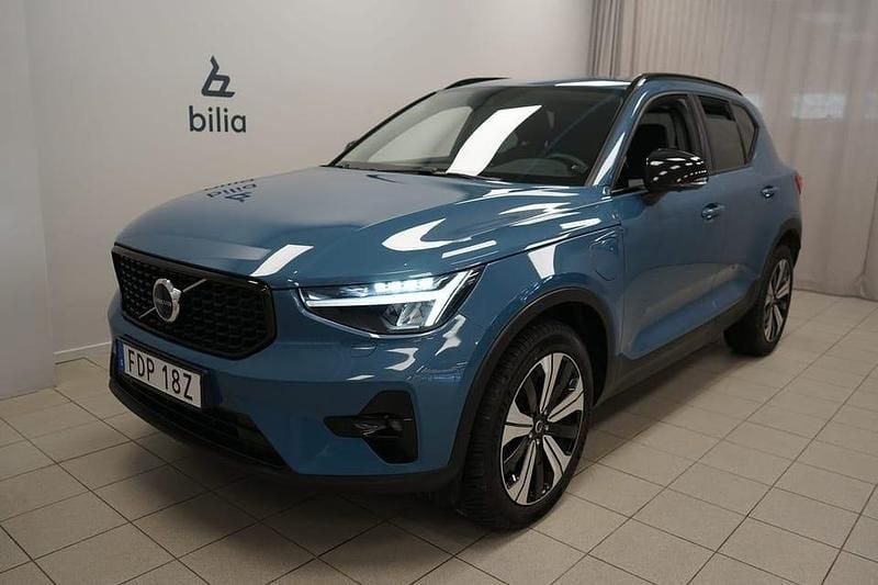 Blå Begagnad 2023 Volvo XC40 Plus SUV | 399 900 kr (Marknadspris) - Bild 1/3