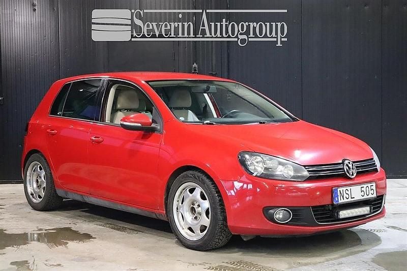 Röd Begagnad 2010 VW Golf VI Halvkombi | 64 900 kr (Marknadspris) - Bild 1/4