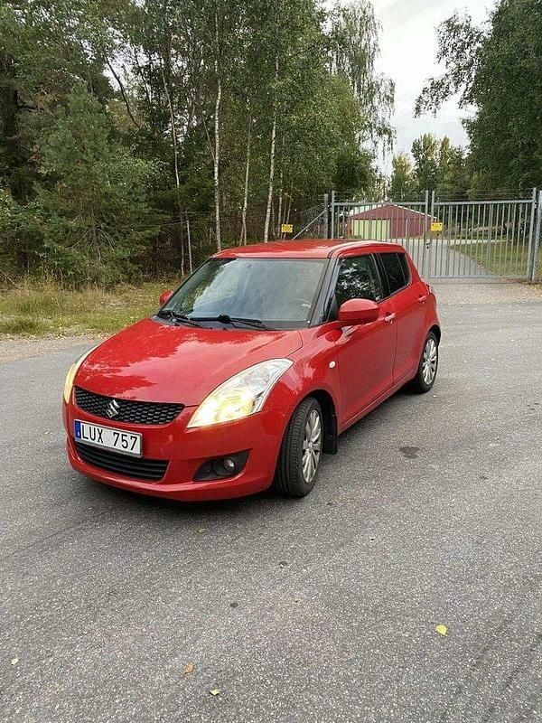 Röd Begagnad 2012 Suzuki Swift Halvkombi | 52 000 kr (Marknadspris) - Bild 1/4