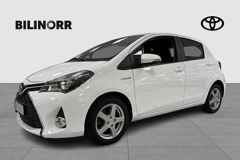 Vit Begagnad 2017 Toyota Yaris Hybrid Halvkombi | 144 000 kr (Bra pris) - Bild 1/4