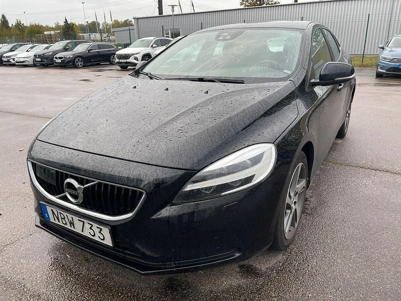 Svart (svart metallic) Begagnad 2018 Volvo V40 Kombi | 179 000 kr (Lite dyr) - Bild 1/2