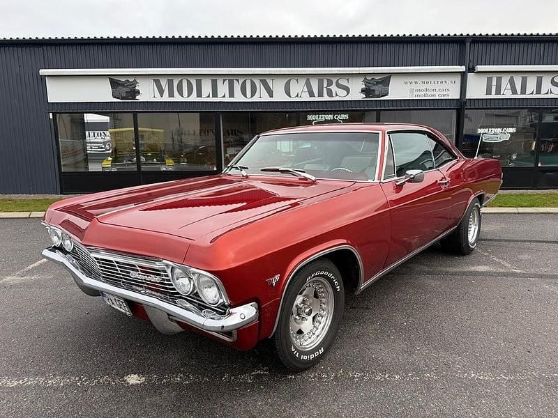 Mörkröd Begagnad 1965 Chevrolet Coupé LS Sportkupé | 859 000 kr - Bild 1/4