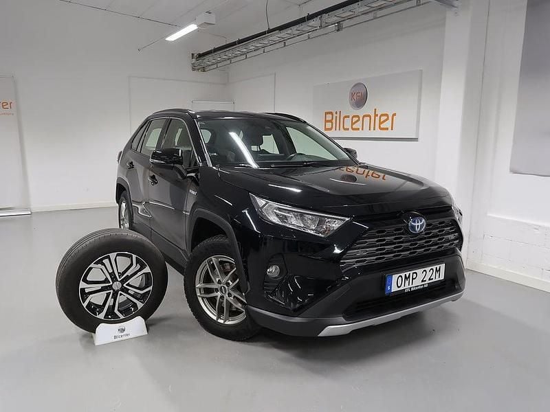Svart Begagnad 2019 Toyota RAV4 Hybrid SUV | 259 900 kr (Bra pris) - Bild 1/3
