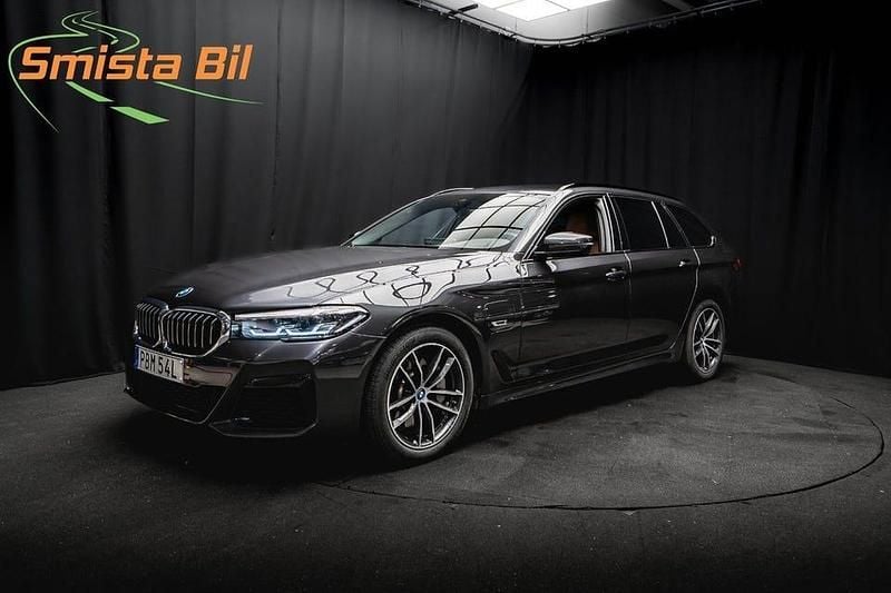 Grå Begagnad 2023 BMW 530 M Sport Kombi | 409 700 kr - Bild 1/3