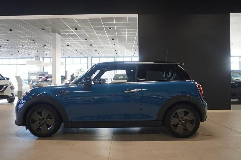Begagnad Mini Cooper Essential 135 kW (184 HK) 2023 Island blue Halvkombi