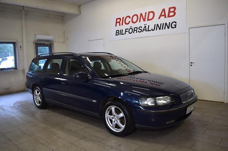 Mörkblå Begagnad 2001 Volvo V70 Business Edition Kombi | 29 900 kr (Marknadspris) - Bild 1/4