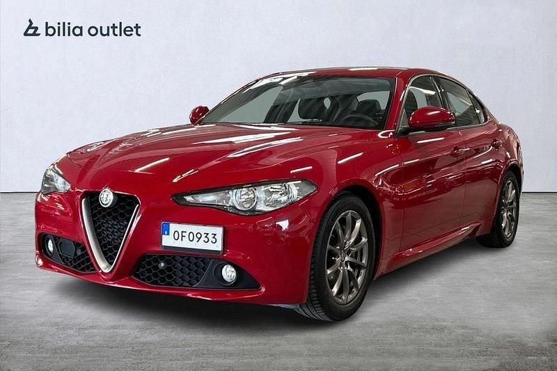 Röd Begagnad 2016 Alfa Romeo Giulia Super Sedan | 179 900 kr (Marknadspris) - Bild 1/3