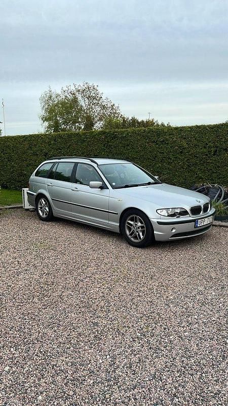Silver Begagnad 2004 BMW 320 Kombi | 38 000 kr (Marknadspris) - Bild 1/4