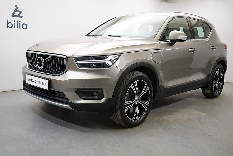 Grå Begagnad 2021 Volvo XC40 Inscription SUV | 339 900 kr (Marknadspris) - Bild 1/3