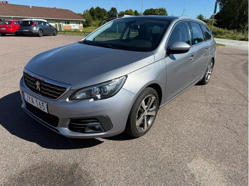 Grå Begagnad 2017 Peugeot 308 Allure Kombi | 109 900 kr (Marknadspris) - Bild 1/4