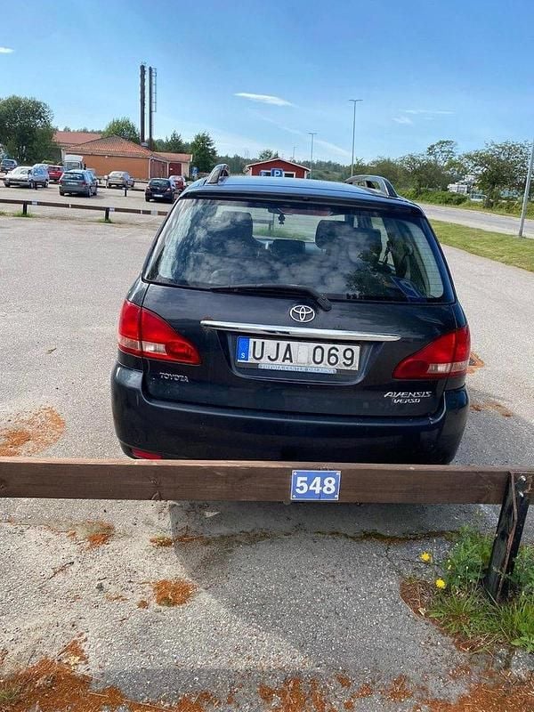 Grå Begagnad 2003 Toyota Avensis Verso Minibuss | 40 000 kr - Bild 1/2