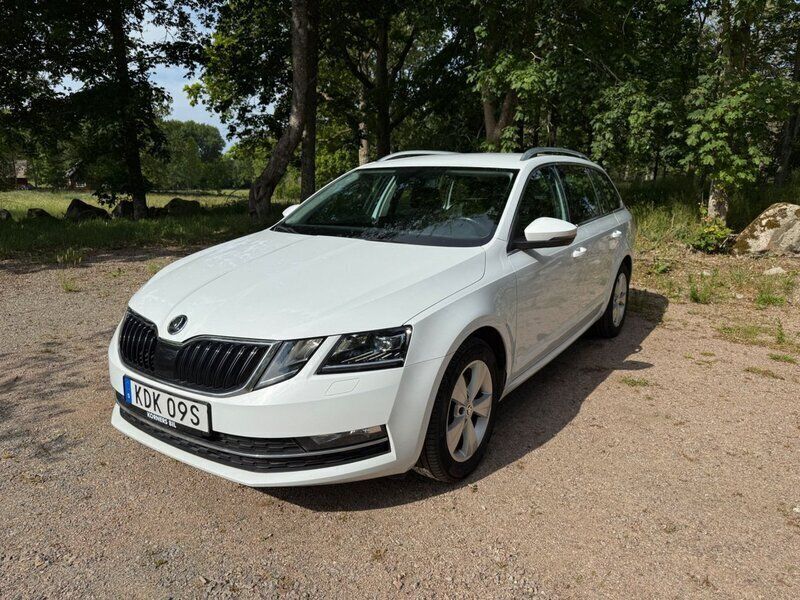 Vit Begagnad 2018 Skoda Octavia Style Kombi | 108 800 kr (Bra pris) - Bild 1/4