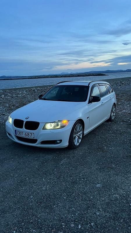Begagnad BMW 318 143 HK (105 kW) 2010 Kombi