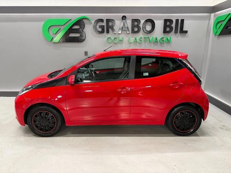 Begagnad Toyota Aygo X-play 69 HK (50 kW) 2015 Röd Halvkombi