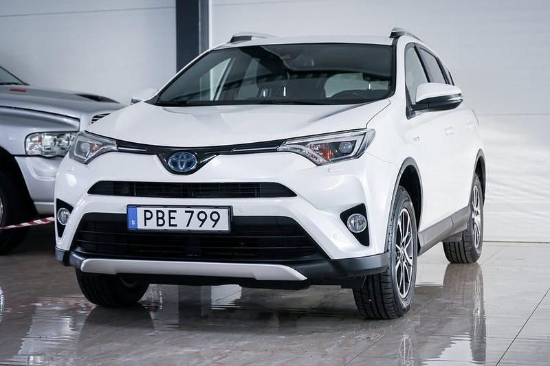 Vit Begagnad 2016 Toyota RAV4 Hybrid Active SUV | 189 500 kr (Marknadspris) - Bild 1/4