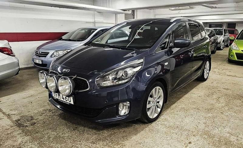 Blå Begagnad 2016 Kia Carens Minibuss | 129 900 kr (Marknadspris) - Bild 1/4