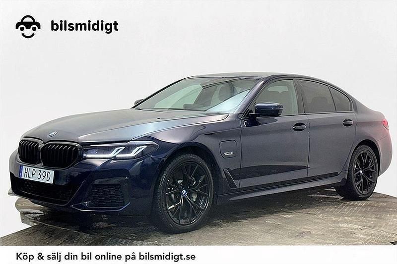 Blå Begagnad 2022 BMW 530e M Sport Sedan | 423 900 kr (Marknadspris) - Bild 1/3