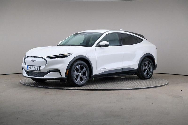 Vit Begagnad 2021 Ford Mustang Mach-E SUV | 349 000 kr (Bra pris) - Bild 1/4
