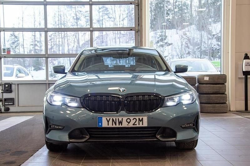 Begagnad BMW 330 Sport Line 292 HK (214 kW) 2021 Blå Sedan