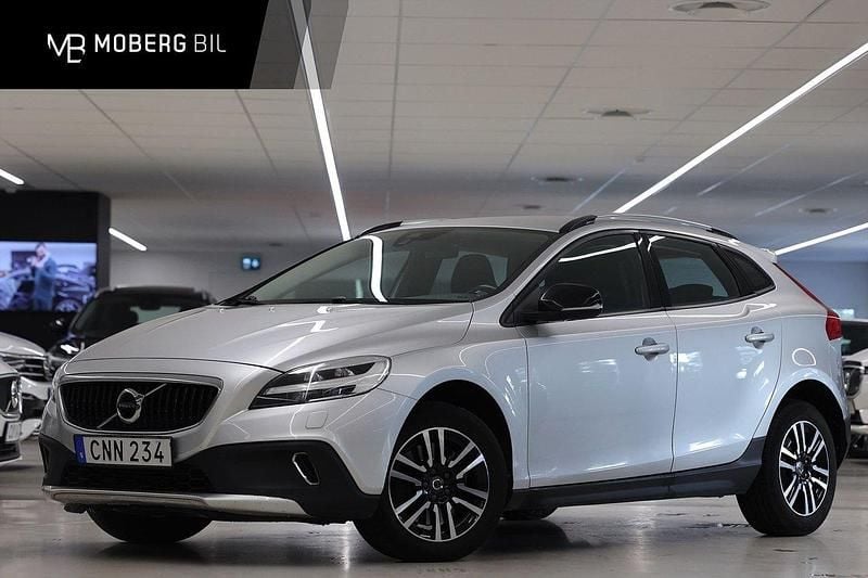 Silver Begagnad 2017 Volvo V40 CC Momentum Kombi | 159 900 kr (Marknadspris) - Bild 1/3