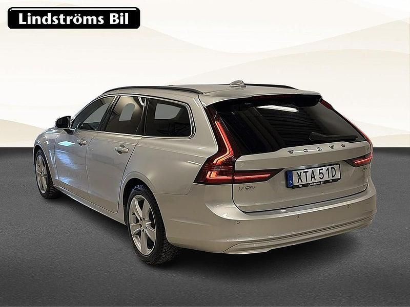 Begagnad Volvo V90 Momentum 200 HK (147 kW) 2022 Silver Kombi