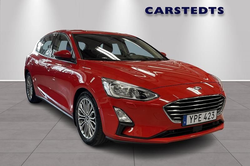 Röd Begagnad 2018 Ford Focus Titanium Halvkombi | 139 900 kr (Marknadspris) - Bild 1/4
