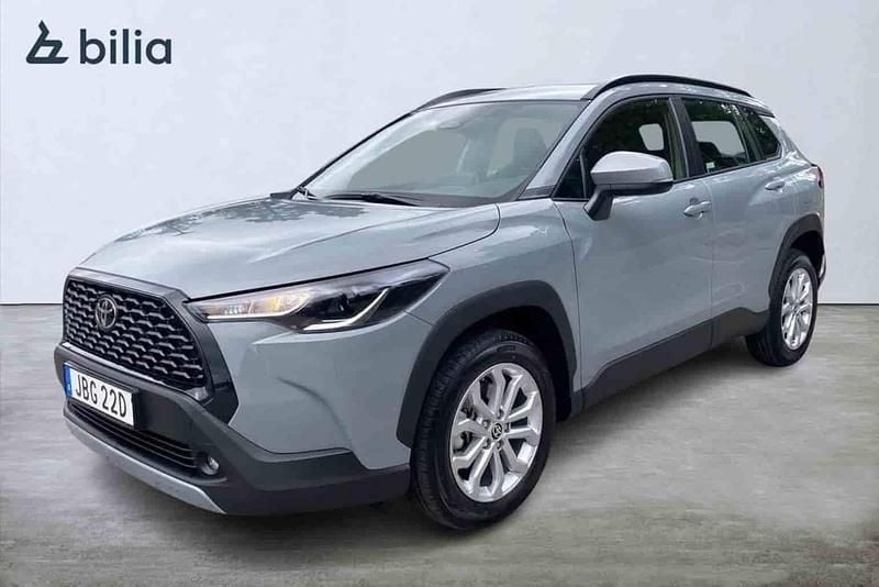 Grå Begagnad 2025 Toyota Corolla Cross SUV | 369 900 kr - Bild 1/1