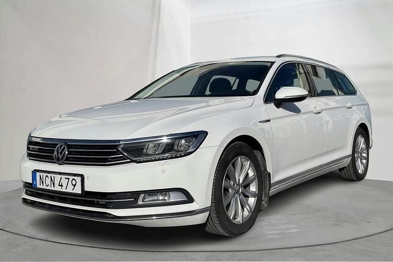 Vit Begagnad 2016 VW Passat GT Sedan | 179 000 kr (Superpris) - Bild 1/4