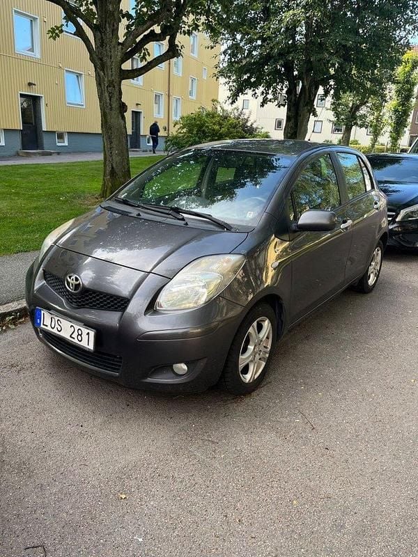 Mörkgrå Begagnad 2011 Toyota Yaris Halvkombi | 29 900 kr (Bra pris) - Bild 1/4