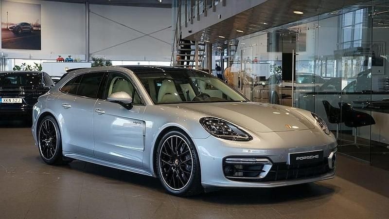 Silver Begagnad 2022 Porsche Panamera Sport Turismo Kombi | 869 000 kr (Marknadspris) - Bild 1/4