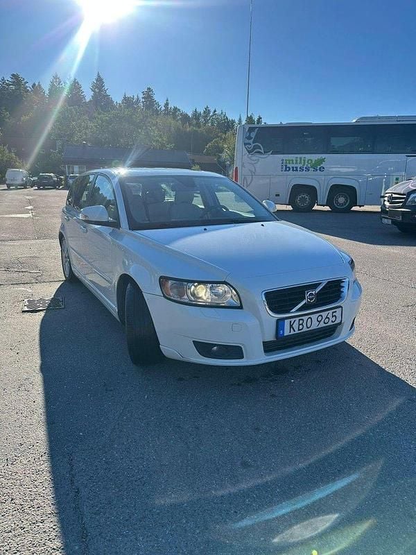 Vit Begagnad 2010 Volvo V50 Summum Kombi | 33 500 kr (Bra pris) - Bild 1/4