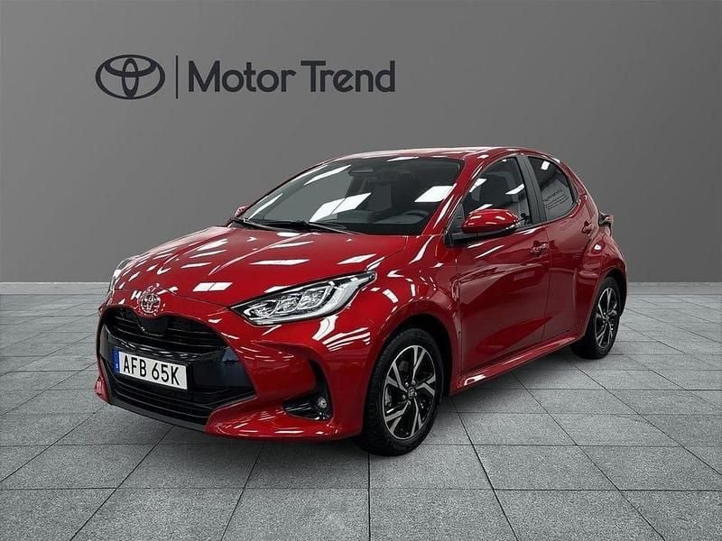 Röd Begagnad 2025 Toyota Yaris Hybrid Active Halvkombi | 249 900 kr (Marknadspris) - Bild 1/4