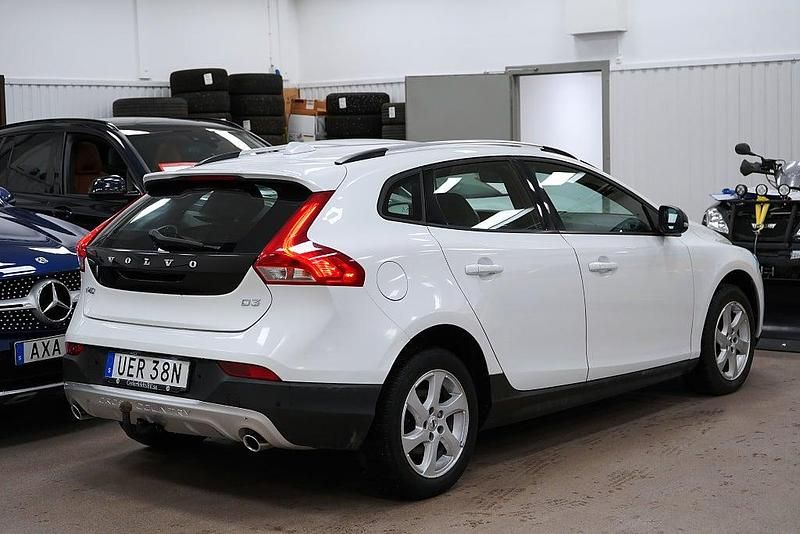 Begagnad Volvo V40 Momentum 150 HK (110 kW) 2019 Vit Halvkombi