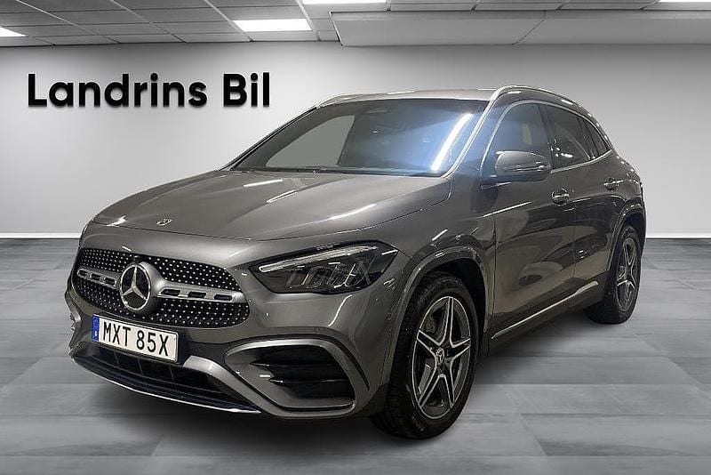Mörkgrå Begagnad 2024 Mercedes GLA200 Advanced Plus SUV | 409 900 kr (Marknadspris) - Bild 1/4
